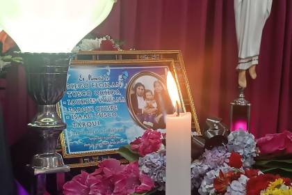 Una familia completa falleció cuando regresaba de un cumpleaños y fue alcanzada por el avión siniestrado 