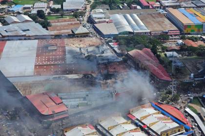 El colapso del techo en algunos sectores complica el trabajo para sofocar el fuego en Barrio Lindo
