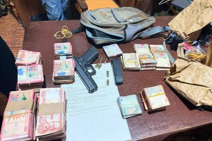 Nuevas pesquisas en el caso encomienda: Hallan Bs 1,1 millón y secuestran un arma y un vehículo