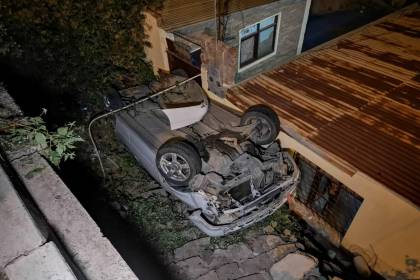 Un vehículo pierde el control, vuelca y cae sobre una vivienda en Cochabamba