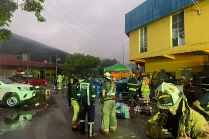 Alcaldía señala que un 45% de la feria Barrio Lindo se ha podido salvar; el perímetro se mantendrá restringido este sábado
