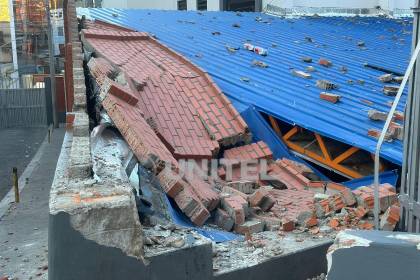 Dos policías quedaron heridos por piedras lanzadas al Ministerio de Educación y se reporta varios destrozos