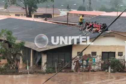 Inundación en Santa Cruz: un grupo de personas se resguarda en el techo del centro de rehabilitación Cenvicruz; hay evacuados