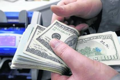 Tras medidas del BCB, el dólar oficial baja más de 20 centavos para este jueves 