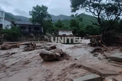 Se desborda el río en Samaipata, hay casas inundadas, heridos y llegó mazamorra a la carretera entre Santa Cruz y Cochabamba