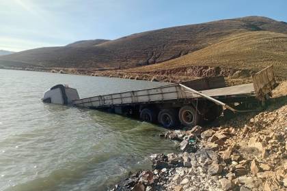 Oruro: Camión cayó a la represa de Tacagua y el conductor murió ahogado 
