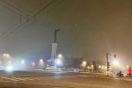 Santa Cruz amanece cubierta de una densa neblina tras días de bajas temperaturas con lluvias