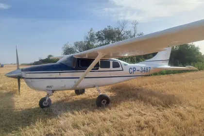 Hallan en Argentina una avioneta abandonada con matrícula boliviana; canes detectaron que llevaba droga