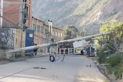 Choque de un auto provoca que un poste de luz caiga sobre una avenida en La Paz