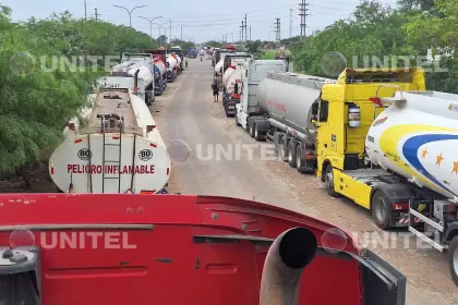 Se registran largas filas de cisternas con combustible en puertas de la refinería de Palmasola