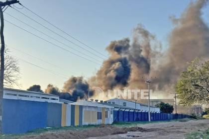 Incendio sin control: Más de 200.000 litros de agua y aún no sofocan las llamas en fábrica de pintura del Parque Industrial