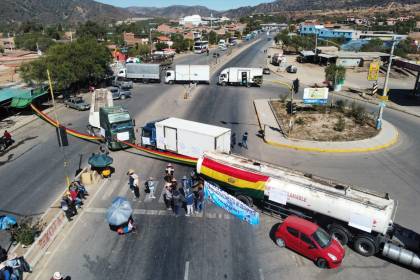 Transporte pesado pide a la población abastecerse con alimentos porque el bloqueo de carreteras será indefinido 