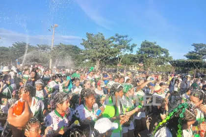 Espuma y diversión en el corso infantil cruceño este domingo en el Cambódromo