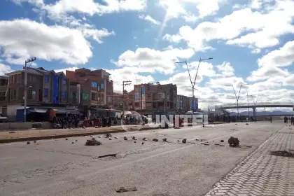 Pobladores instalan bloqueo en el sector de Konani, ruta que une La Paz con Oruro