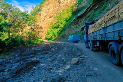Restringen paso de vehículos pesados en la zona de los Valles por riesgo de derrumbres hasta el lunes