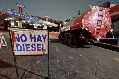 Falta de diésel afecta al transporte y provoca filas en surtidores; las salidas de buses son irregulares