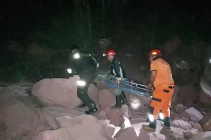 Hombre muere tras caer a un barranco cuando intentaba guiar a un bus