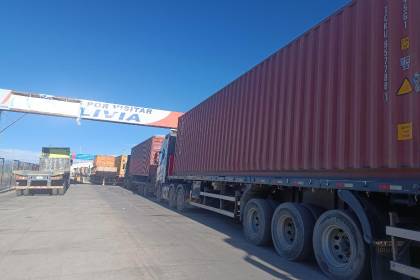 Transportistas varados en Pisiga: Reportan fila kilométrica por reducción de horario en frontera con Chile 