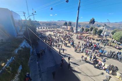 Bloquean las vías para llegar al aeropuerto de El Alto, lo que obliga a viajeros a caminar
