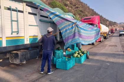 Ante bloqueos, productores y transportistas optan por vender su mercadería en la carretera antes que se malogre