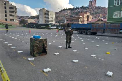 Se incautan 439 kilos de cocaína proveniente de Perú valuada en $us 1 millón y que estaba escondida en un tractocamión