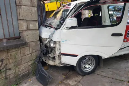 Minibús impacta contra una vivienda tras chocar con otro vehículo dejando cuatro heridos