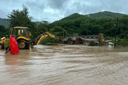 Emergencia: Lluvias causan inundaciones, desaparecidos, carreteras dañadas y una alerta roja por crecida de ríos