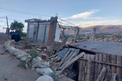 Al menos 84 casas corren riesgo de colapsar en Cochabamba, vecinos responsabilizan a la perforación de un pozo