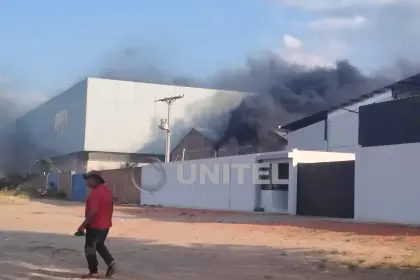 Un incendio que provoca gran humareda afecta a una infraestructura en el Parque Industrial de Santa Cruz