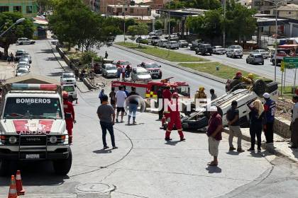 Dos personas resultaron heridas luego que un vehículo perdiera el control y volcara