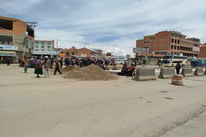 Carretera La Paz–Oruro está bloqueada y se suman movilizaciones a Copacabana y Desaguadero