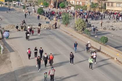 Retoman bloqueos en varios puntos de las carreteras y Cochabamba continúa aislada