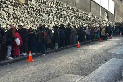 Familias hacen filas por pollo pese al alza de precios en La Paz 