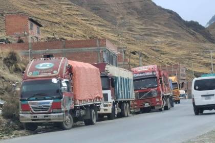 “La fila está larga”: Agricultores y transportistas piden mayor distribución de diésel en el área rural de La Paz 