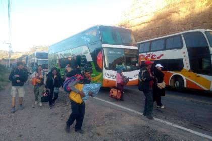 Terminales de La Paz, El Alto y Oruro suspenden viajes a Cochabamba por el bloqueo en Parotani