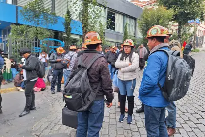 Mineros cooperativistas instalan vigilia cerca al TSE tras fallo que frena la inscripción de Andrónico Rodríguez 