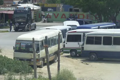 Transporte público ratifica paro y bloqueos de caminos desde el lunes en rechazo a la eliminación de la subvención