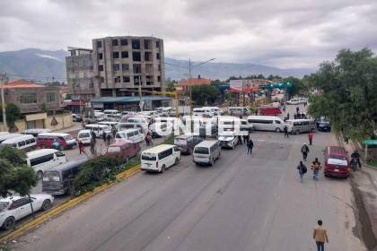 Transportistas de Quillacollo bloquean la ruta al occidente exigiendo el incremento de pasajes