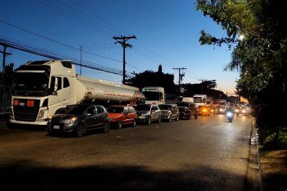 Santa Cruz: Población amanece para realizar filas por gasolina, diésel y gas GLP 