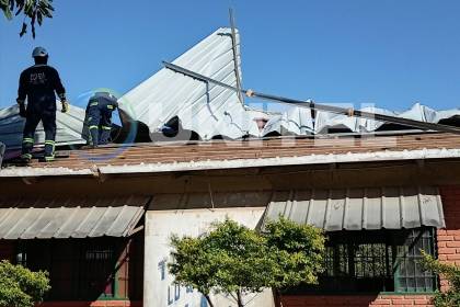 Fuertes vientos se llevan techos y tumban árboles en Santa Cruz: Alcaldía y bomberos atendieron emergencias