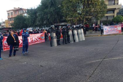 Maestros rurales presionan al Gobierno con tres bloqueos en Cochabamba 