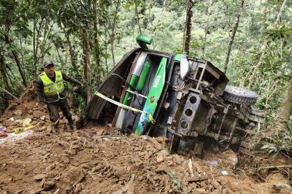 Esta es la lista de los fallecidos y heridos del vuelque de un bus que se embarrancó en la carretera La Paz – Apolo