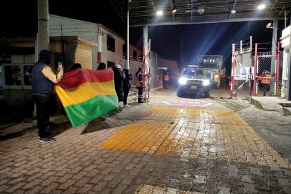 Los restos del maestro David Santalla ya están en La Paz y se abren los homenajes a bordo de Mi Socio, su eterno camión