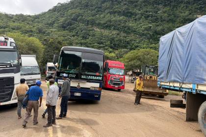 Vehículos quedan parados por el cierre del tramo La Angostura - Samaipata debido a derrumbes y caída de rocas