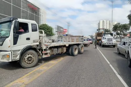 Con camiones bloquean la zona norte de Santa Cruz de la Sierra en reclamo por la falta de combustible