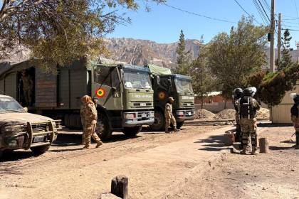 Militares y policías mantienen resguardo en Mecapaca para garantizar la salida de alimentos hacia La Paz