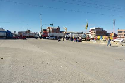 Restringen los viajes desde Cochabamba a Oruro debido al bloqueo de transportistas