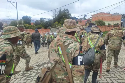 “Estamos preocupados por lo que está sucediendo”: Defensa Civil y militares llegan a la zona de emergencia en La Paz