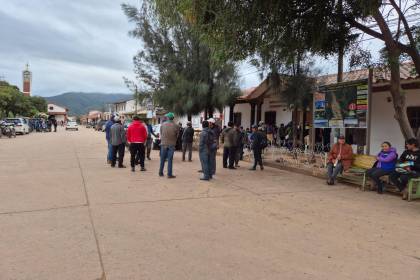 Bloqueo en los valles cruceños se mantiene: reunión entre la ANH y agricultores en cuarto intermedio