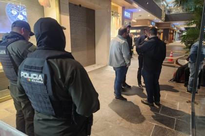 Atraco a joyería: Delincuentes redujeron al guardia e hicieron al menos cinco disparos